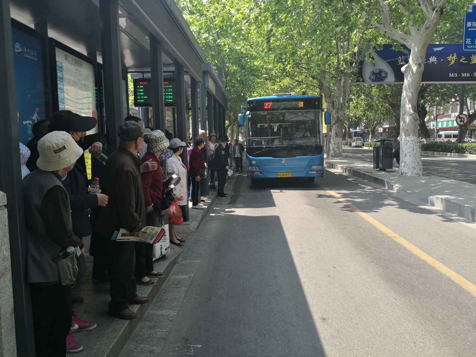 公交集團加強白虎山廟會現(xiàn)場安全管理  確保市民安全出行
